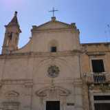 Ci muoviamo in direzione est. Sulla destra notiamo subito la chiesa di Santo Stefano, finita di costruire nel 1586. Incastonata tra i palazzi, presenta un evidente rosone in stile rinascimentale e un campanile dalla cuspide ottagonale, rivestita da maioliche colorate